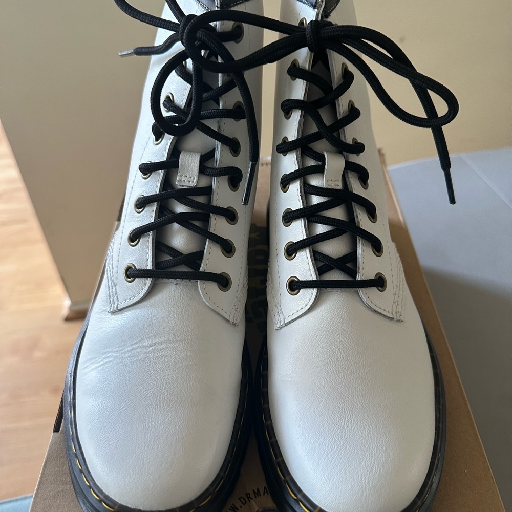Like new Dr. Martens. Worn once. Zavala white size 8